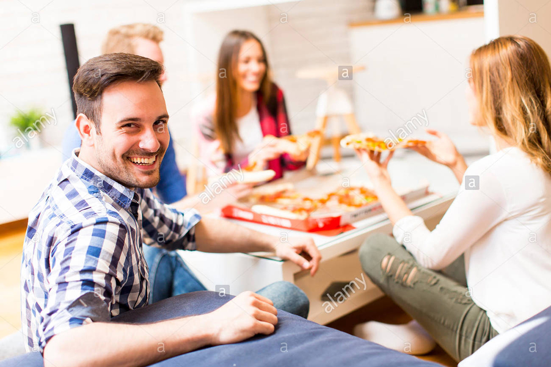 group-of-friends-eating-pizza-together-at-home-G1KWYE